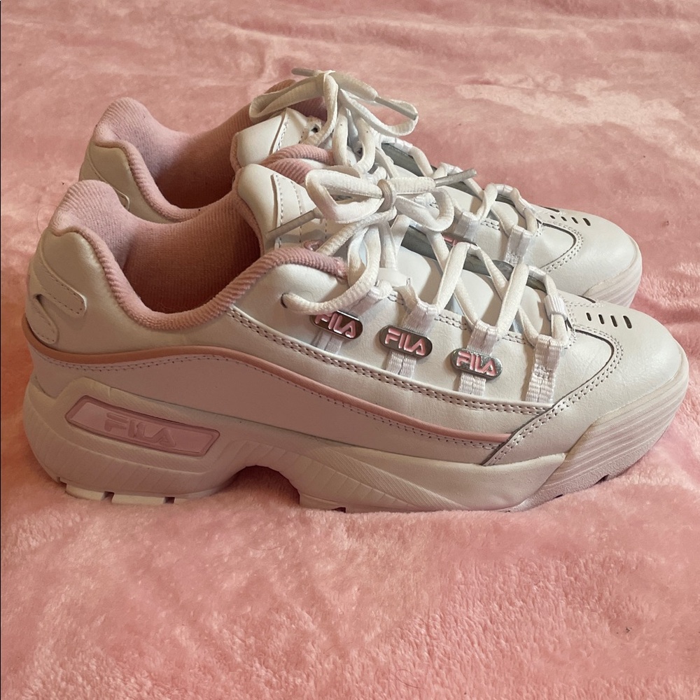 🌸🎀 FILA Hometown Sneakers NWOT Size 8